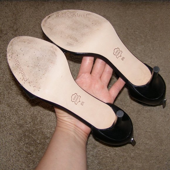 LIKE NEW Charles David 8.5 Leather Kitten Heels - Picture 8 of 10